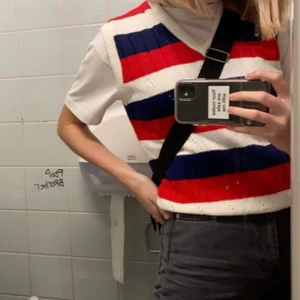 Stickad väst - Stickad väst köpt secondhand, lite nopprig. Jag är vanligtvis en storlek S