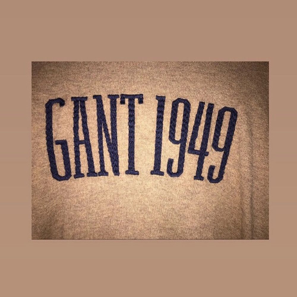 Jätte fin sweatshirt i märket Gant, den är använd ett fåtal gånger fast har inga skador. Vid bröstet finns en text Gant 1949, det är som om texten är flätad, väldigt fint. Kan tänka mig sänka priset lite vid snabbaffär!. Tröjor & Koftor.