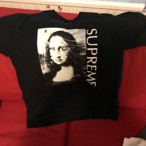 Supreme Mona Lisa Tee. Den är använd men har inte några tecken på tidigare användning. Nypris 2000kr. Du står för frakt. Skriv vid frågor.