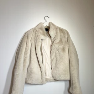 fake pälsjacka - en super fin pälsjacka (fake)! aldrig andvänd, helt ny alltså✨skriv för fler bilder! 