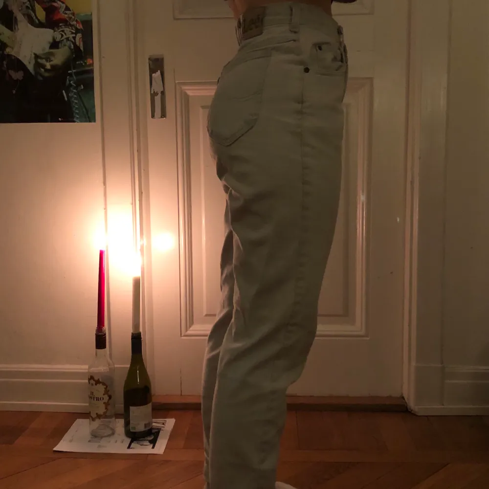 Snygga hlgmidjade Lee jeans i beige/grå. Ganska långa men går att vika upp. Modellen är 163 cm och har storlek 34/36 i byxor. Kontakta mig vid intresse, frakt tillkommer eller mötas på Södermalm:). Jeans & Byxor.