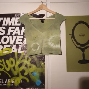Grön tiedye top - Grön top jag tiedyeat och croppat själv. Väldigt trendig och mycket fin till våren och sommaren. Köparen står för frakten. Samfrakt erbjuds.