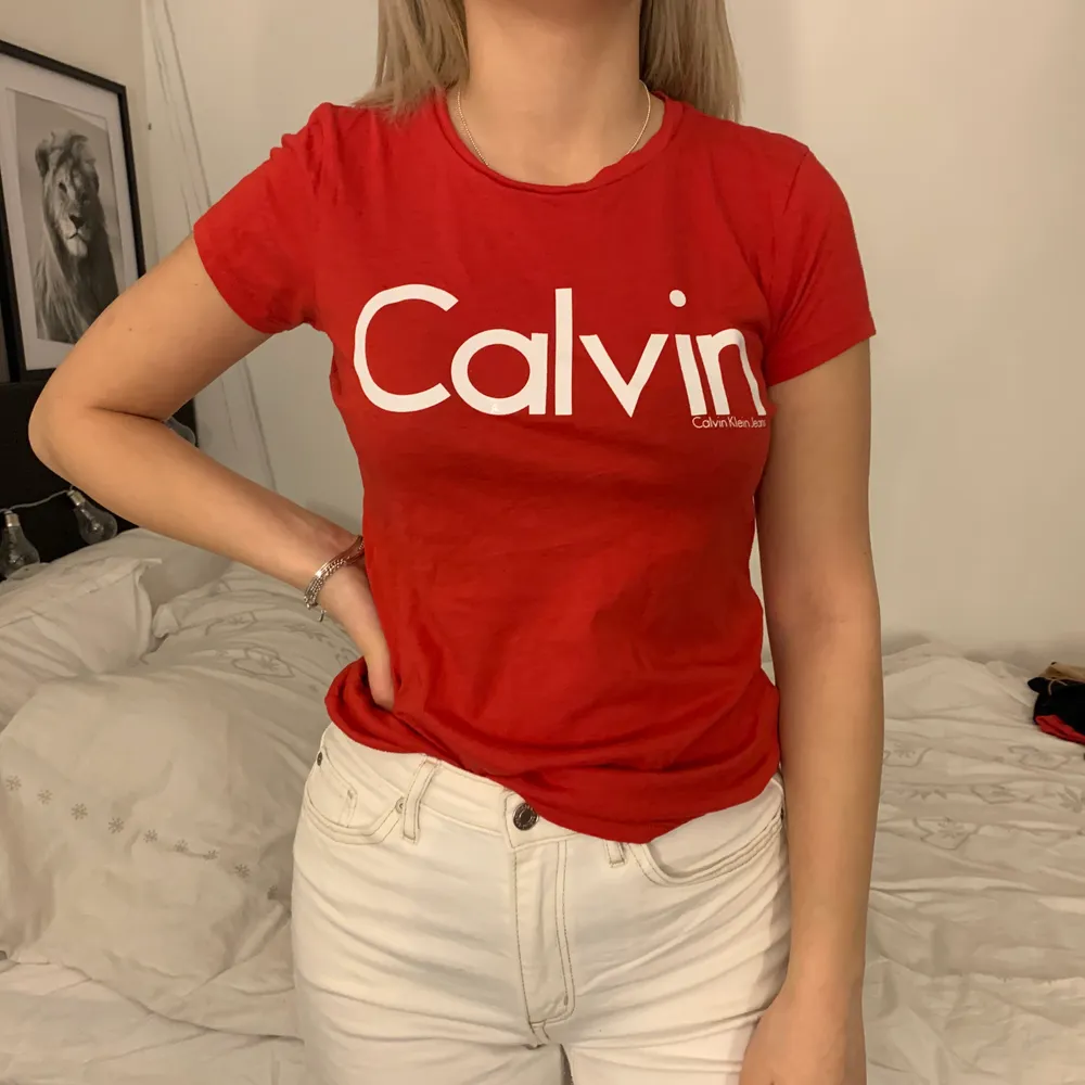   t-shirt från Calvin Klein, väldigt bekväm, använd  bara några gånger, passar XS och S. priset kan diskuteras o frakten står köparen för.. T-shirts.