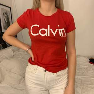   t-shirt från Calvin Klein, väldigt bekväm, använd  bara några gånger, passar XS och S. priset kan diskuteras o frakten står köparen för.