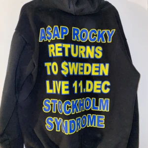 A$AP Rocky merch - Extremt sällsynt plagg som jag köpte på Asap Rockys konstert december 2019. Supertjock och mysig, aningens använd men så gott som ny annars, inga defekter. Frakt ingår. Pris kan diskuteras.