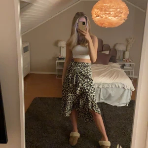 Omlottkjol - Sååå snygg omlottkjol med leopardmönster knappt använd så fint skick. Från samsa collection🐆🐆