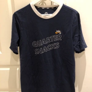 Nike SB T-Shirt - Nike SB T-Shirt i fint skick. Collab med märket Quarter Snacks från NYC. Finns inga defekter. Använd ett fåtal gånger. Är som nyskick! Storlek M, sitter perfekt på mig som har M-L i T-Shirts. Möts i Malmö och tar Swish. Står ej för frakt! (: