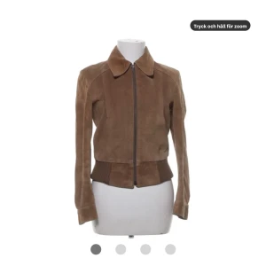 Mockajacka strl S - Jättefin brun mockajacka köpt från sellpy. Har själv aldrig använt den då den tyvärr var lite kort för mina armar. Från märket Dala. Står att det är storlek M men skulle säga att den är mindre typ en S.              Fraktkostnaden står köparen för!😊