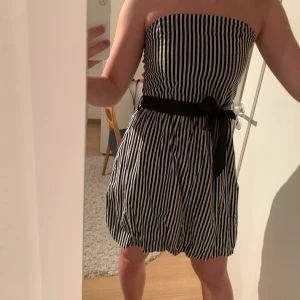 QED London klänning S/M - Nyskick, använd 1 gång. Nypris 599. Resår i ryggen så bra passform. 