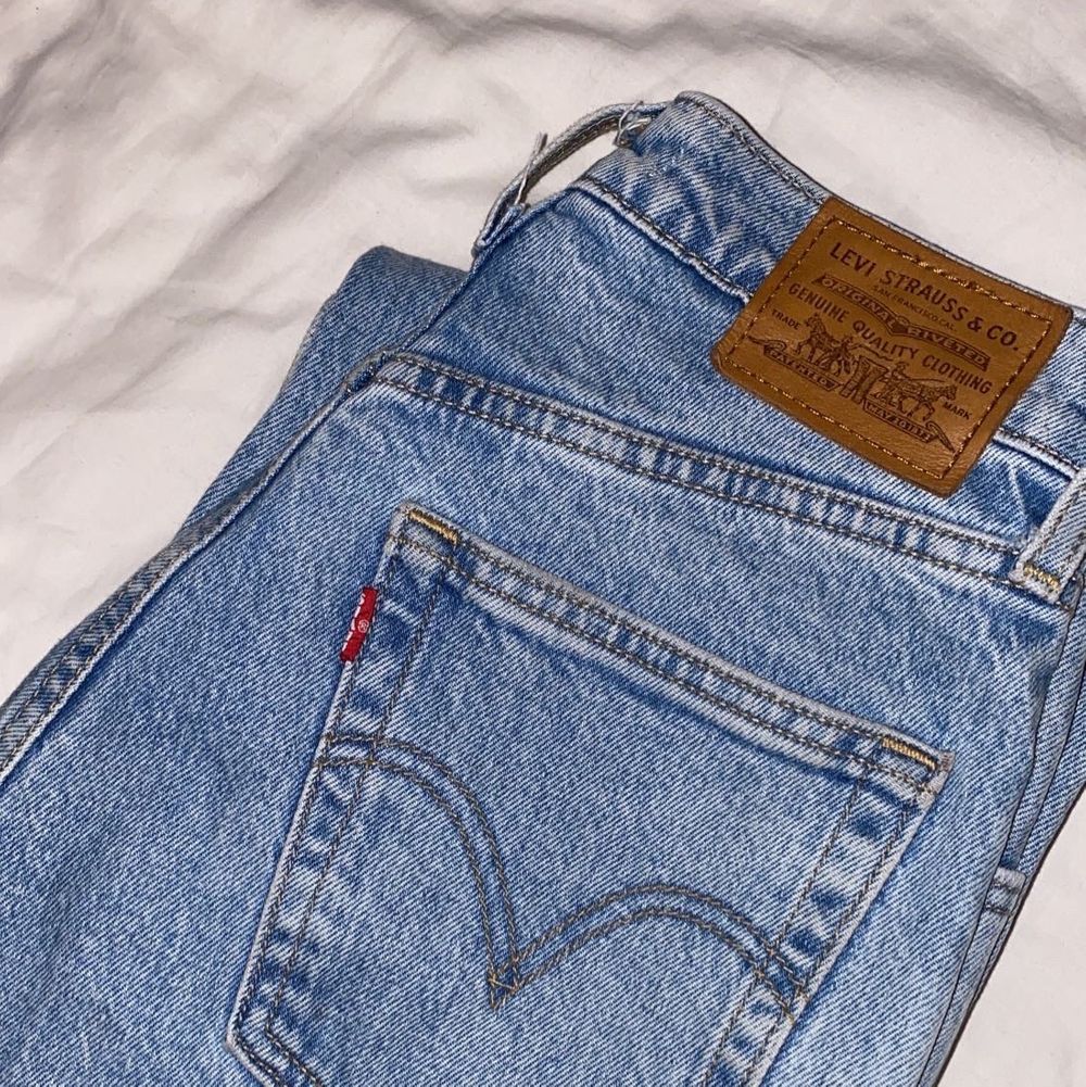 Säljer mina älskade Levis ribcage straight för att de tyvärr är förstora för mig :( de är i superfint skick! Storlek W25 L27, men har sprättat upp de nertill som ni ser på sista bilden. Tycker själv att det är en cool detalj men de blev också längre efter jag gjorde så. Så jag skulle säga att längden är 28/30 istället💞 . Jeans & Byxor.