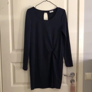 Mörkblå klänning - Mörkblå klänning från Vila med knutdetalj och öppning i ryggen. Stl M. Säljs pga för stor storlek. 