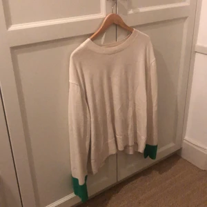 & other stories tröja - Beige isch tröja med gröna detaljer. Använd cirka 5 gånger. Large. Lite skrynklig på bilden.