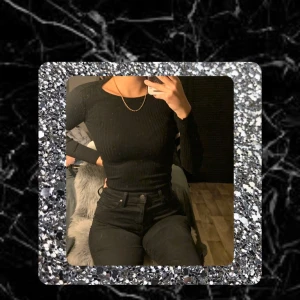 Tröja  - En snygg svart långärmad tröja med 2 vita sträck på ärmarna. Storlek S , frakt kostnad 45kr 