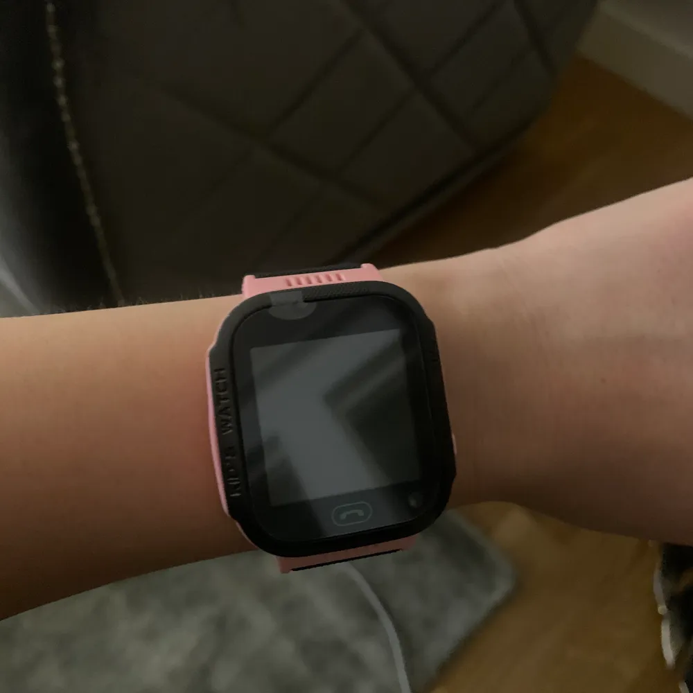 En helt ny smart Watch för flickor, som används med simkort. Innehåller b.la GPS och ringfunktion. . Accessoarer.