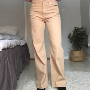 Beigajeans från Monki!  - Jättefina beiga jeans i strl 29 men insydda. Jag har midjemått 71 cm ungefär. Använt dom typ två gånger, därav väldigt bra skick! Säljer dom nu pga inte min stil längre! Jag är även 173 cm och dom går  väldigt fint över skorna! 💖