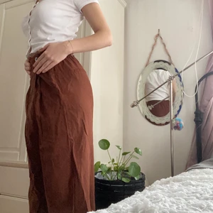 Bruna brallor! - Bruna, as sköna brallor från Zara köpta på secondhand i Rom! Svårt att ta rättvis bild men byxorna är unika och har en cool knapp som inte är helt centrerad! 