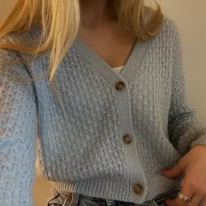 Ljusblå Kofta från Nakd - Ljusblå jättefin kofta från nakd, aldrig använd!!Jättefint skick säljer pga det inte är min stil längre! Storlek xs, men jag brukar ha XS/S och den passar⭐️