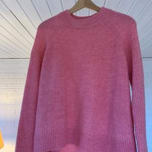 Säljer stickad rosa tröja!!! Köpte av en på instagram men den satt inte som önskat på mig💕