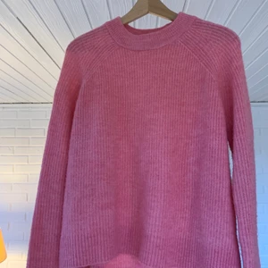 Rosa tröja - Säljer stickad rosa tröja!!! Köpte av en på instagram men den satt inte som önskat på mig💕