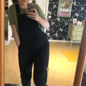 Snickarbyxor 🖤 - Asballa snickarbyxor från Monki 🖤