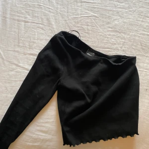 Tröja från ginatricot (enarmad) - En jättefin topp från ginatricot. Den är i fint skick utan några märken eller hål. Nypris: 200 säljer för 100 ink frakt