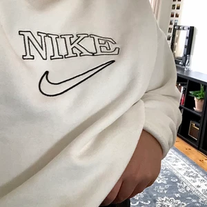 Nike sweatshirt - Säljer nu min snygga vita Nike sweatshirt!! Använd få gånger!! Osäker på en den är äkta, buda i kommentarerna och skriv privat för frågor💞 Budgivningen avslutas på onsdag 23:59!!