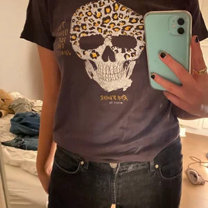 T-shirt - Inressekoll på Cool t-shirt från mango! Bra skick 👏 