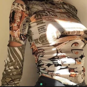 Cool tröja - Hej! Tänkte kolla intresset gällande denna tröja som jag köpte här på Plick men inte riktigt vet om det är min stil och om jag vill behålla den, men den är riktigt snygg och cool endå. Köpte den för 380 kr och tveka inte att fråga om fler bilder!☺️  budet ligger på 340kr