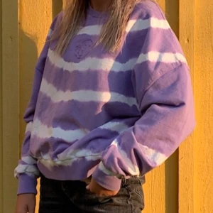 Sweatshirt!!💜💜 - Skitsnygg oversize sweatshirt från pull & bear💜💜 köpte för 250kr i sommras!! Köparen står för frakten eller möts upp i Stockholm💜