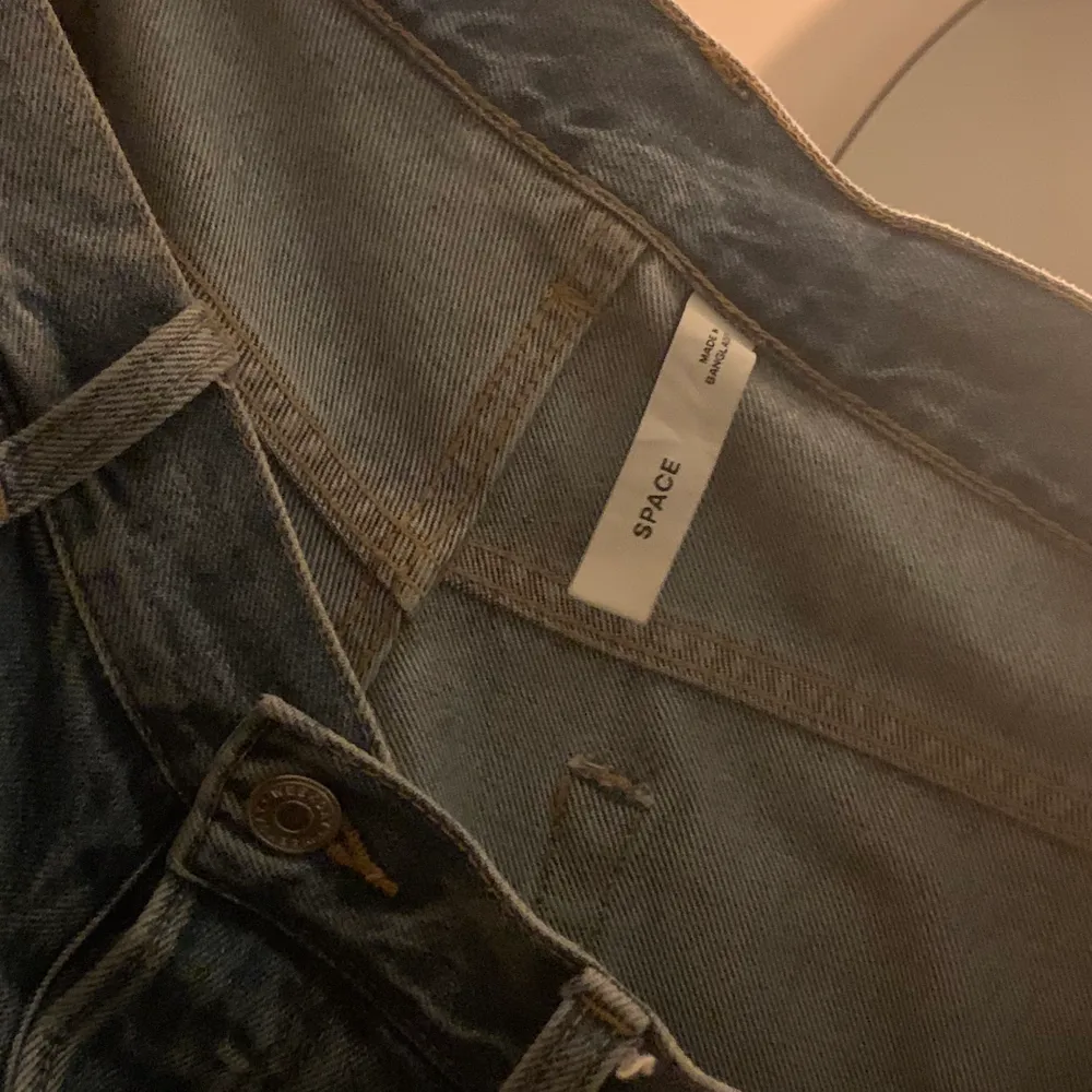 jeans från weekday i modellen space. storlek 32/30 och sitter snyggt oversize. skriv till mig vid eventuella frågor :). Jeans & Byxor.
