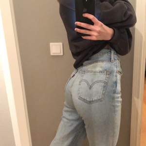 Jättefina Levis jeans, supersköna verkligen💕 säljer dom pga att ja inte tycker dom sitter någe bra på mig. Använda ca 4 gånger så i bra skick. Nypris ca 1000🥰 pris kan diskuteras!!