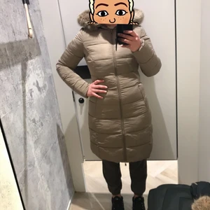 Jätte fin jacka i nyskick  - Inte äkta päls!!! Guess vinterjacka med snygg passform. Passar stl S, och liten medium 