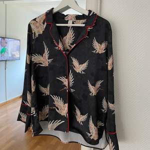 Unik och fin blus/skjorta från H&M i storlek 36 🕊🤎 mycket fint skick. 