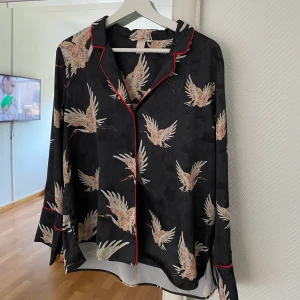 Blus  - Unik och fin blus/skjorta från H&M i storlek 36 🕊🤎 mycket fint skick. 