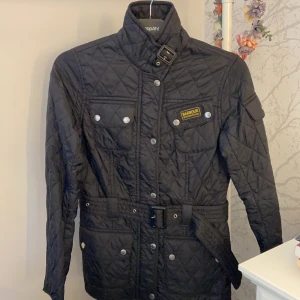 Barbour jacka - Min fina jacka som köptes i original butik, endast använd i några månader. Inga skador och djur och rökfritt hem! 