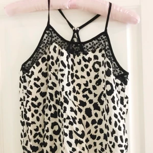 sött linne med leopardmönster - Säljer detta fina linne med svartvitt leopardmönster och lite spets! FRAKT INGÅR I PRISET🍦