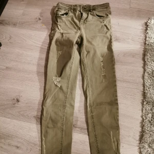 Zara jeans militärgrön  - Jättesnygga jeans från zara med slitningar. Lägre i midjan och tajt modell. 