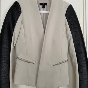 Hm kavaj stl 36 - Beige/cremevit kavaj från HM.