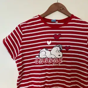 Gulligt nattlinne med Snoopy på!! Kan användas som t-shirtklänning också:)) skulle säga att den passar XS-S