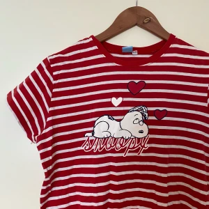 Gulligt snoopynattlinne 🥺 - Gulligt nattlinne med Snoopy på!! Kan användas som t-shirtklänning också:)) skulle säga att den passar XS-S