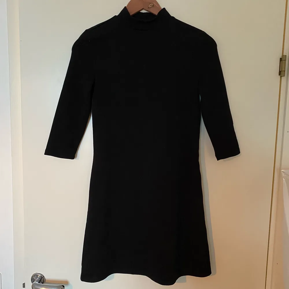 Superfin svart klänning i hög kvalitet! Stretchig också 👌 Lite svårt att se på bild men nyckelhålsöppning på ryggen ☺️. Klänningar.