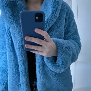 Pälsjacka - Cool blå pälsjacka köpt för ca 2 år sedan men i gott skick!jackan är halvlång och varm så fungerar bra som vinterjacka. Nypris:500 kr 