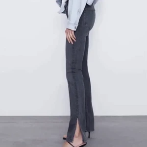 Jeans med slits  - Jätte fina jeans från zara, fint skick 
