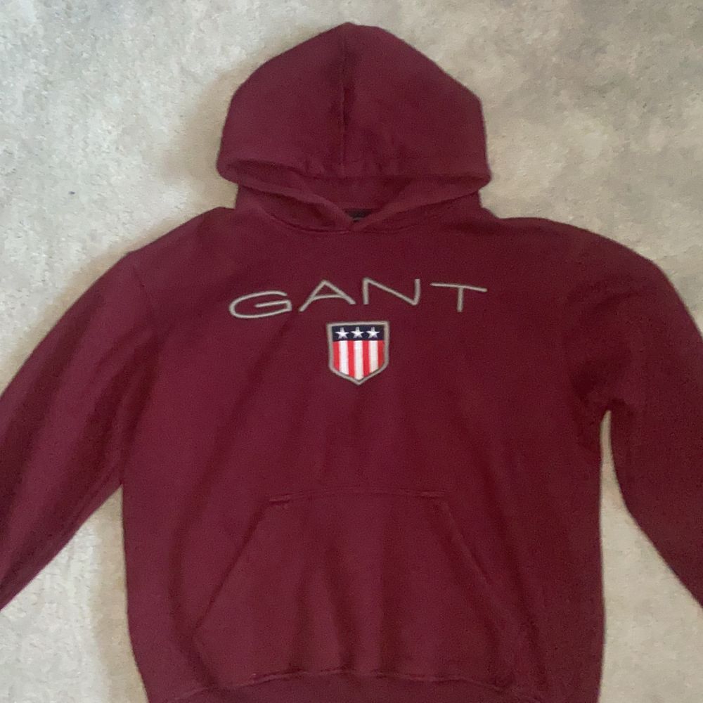 vinröd gant hoodie - Gant | Plick Second Hand