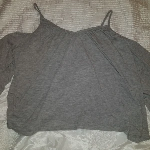 Fin off-shoulder tröja! - Långärmad samt off-shoulder i en ljusgrå färg. Knappt använd och ser ny ut.