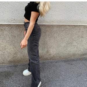 Jättefina gråa zara jeans! Storlek 36, avklippta på mig som är 165, men är endå långa på mig! Annars är dom knappt använda! Frakt står för köparen! 