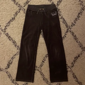 Juicy couture  - Så söta brungråa juicy couture byxor som jag köpte från plick. De passar mig tyvärr inte så har inte använt de! Frakt ingår inte i priset💕💕