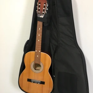 Guitarr enkel med fodral och stämmare - Enkel guitarr som inte används, clip on tuner och väska ingår (digital stämmare). Behöver en ny A - sträng.