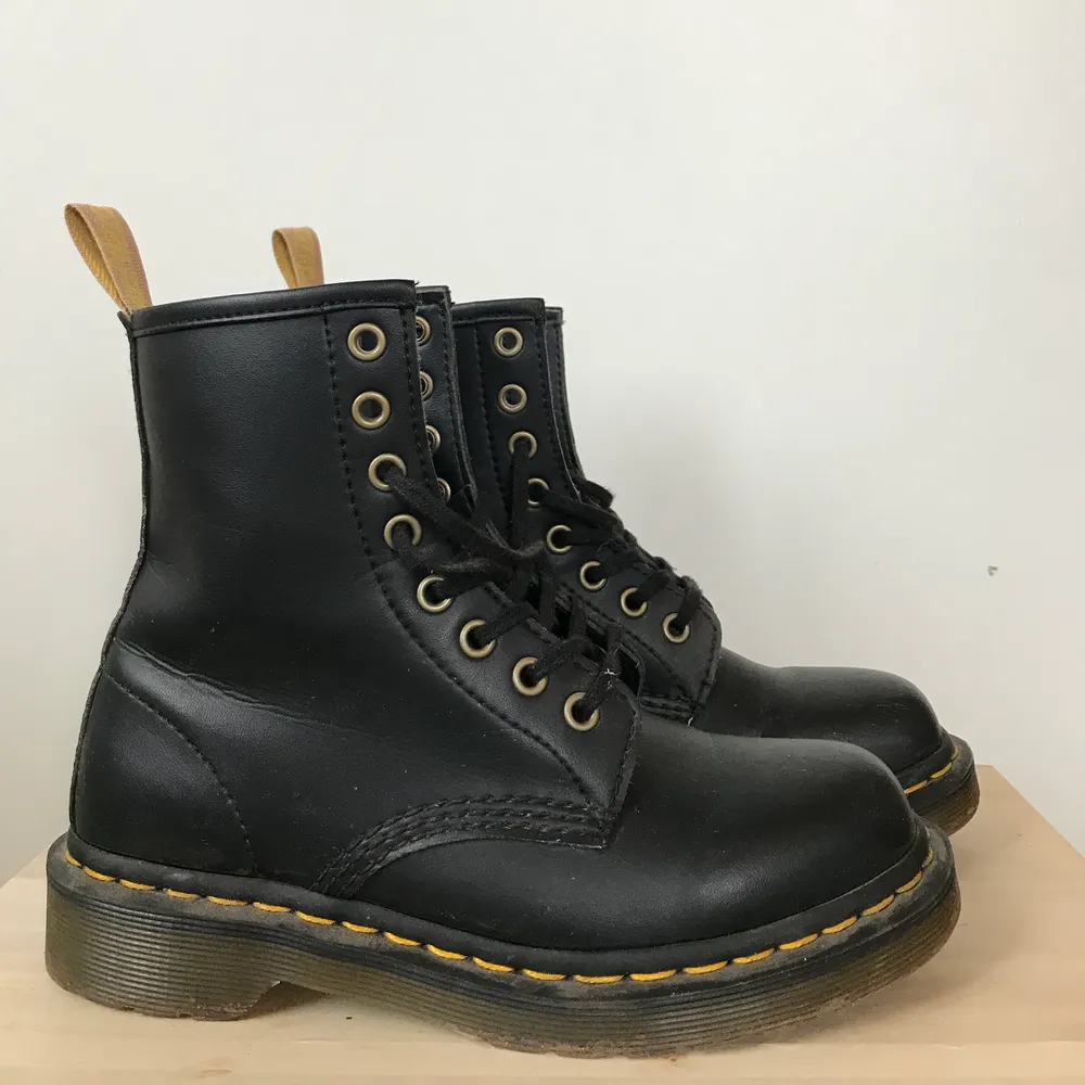 Sviiin snygga dr Martens som jag är så ledsen över att jag måste sälja. Köpta nya för ungefär 4 månader sen och är endast använda 1 gång, då de är för små för mig;( frakt står köparen för och har ni frågor så är det bara att kontakta mig💛. Skor.