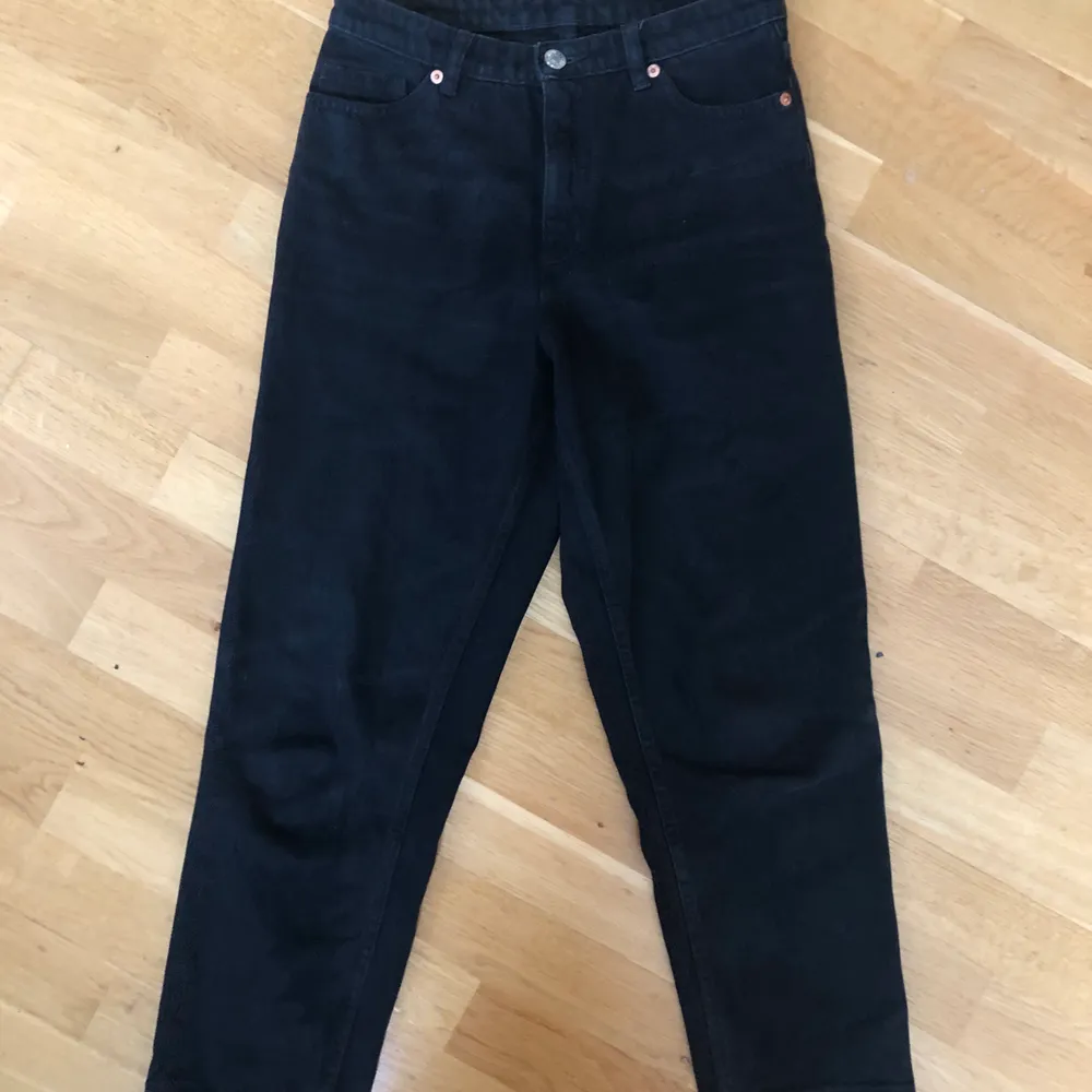 Taiki-jeans från Monki. Svarta, men en lite blekt svart. Stl 26 och använda några gånger.  100:- plus frakt (63:-) . Jeans & Byxor.